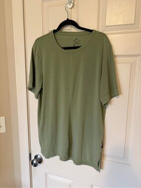 🎉 NIKE - Green Mens Large Slim Fit Tee Shirt